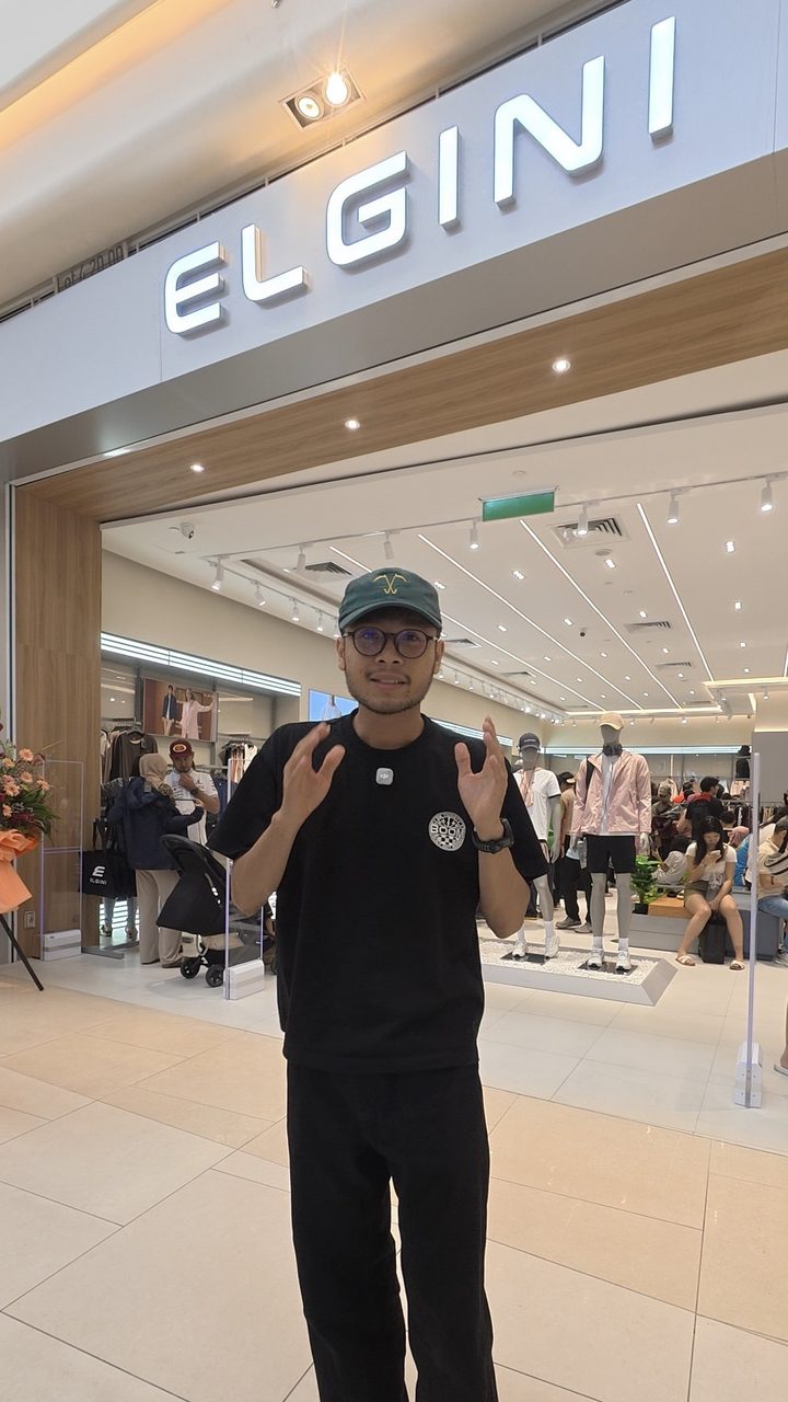 Haziq presenting at the Elgini store opening